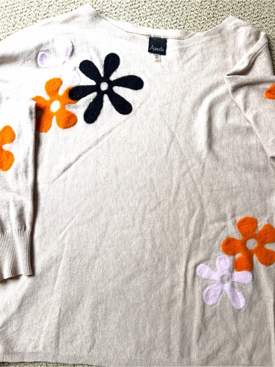 Source Unknown Tops - Aarda Cream Long Sleeve with Floral Appliqués. Fits on medium and large sizes